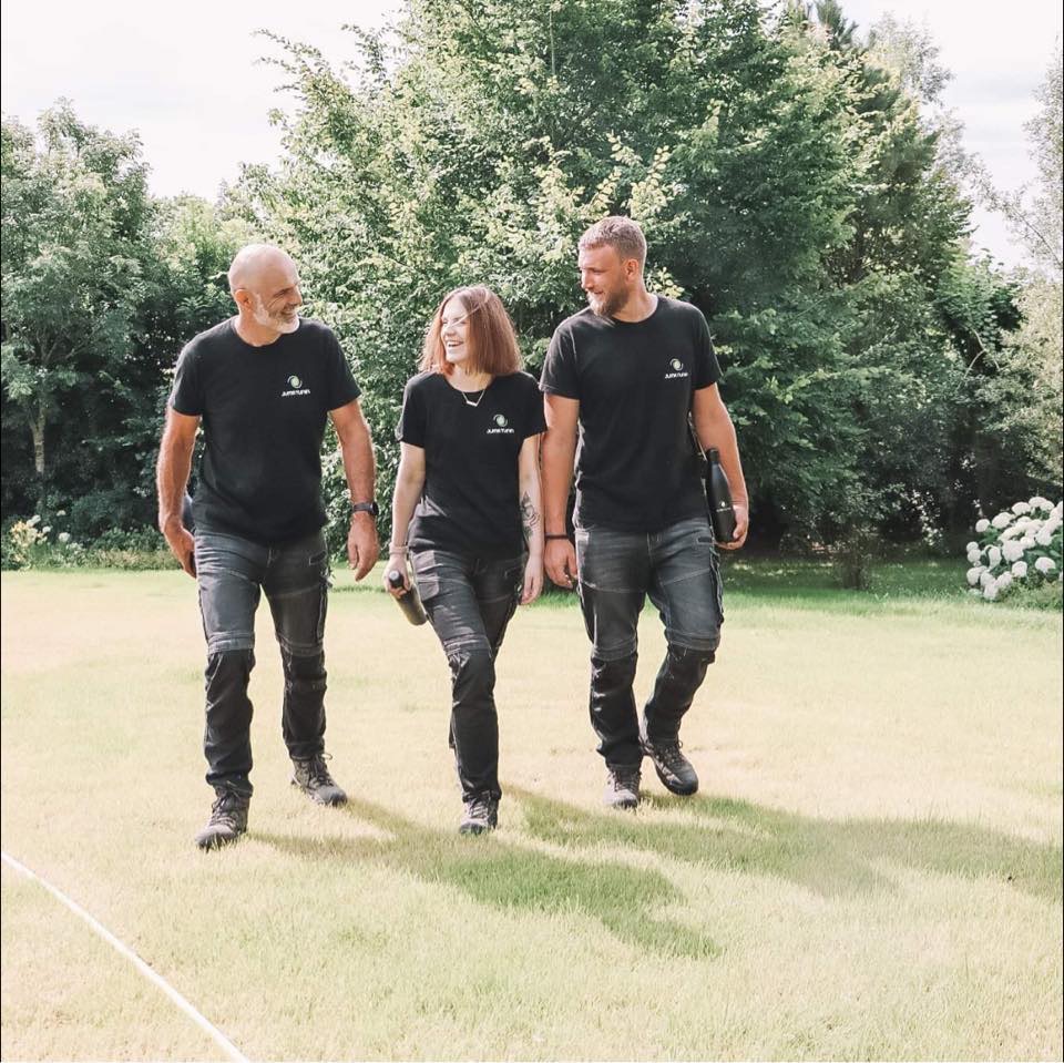 Het team achter Juma tuinen, samen zetten we ons dagelijks in om de mooiste buitenruimtes te creëren en te onderhouden. 