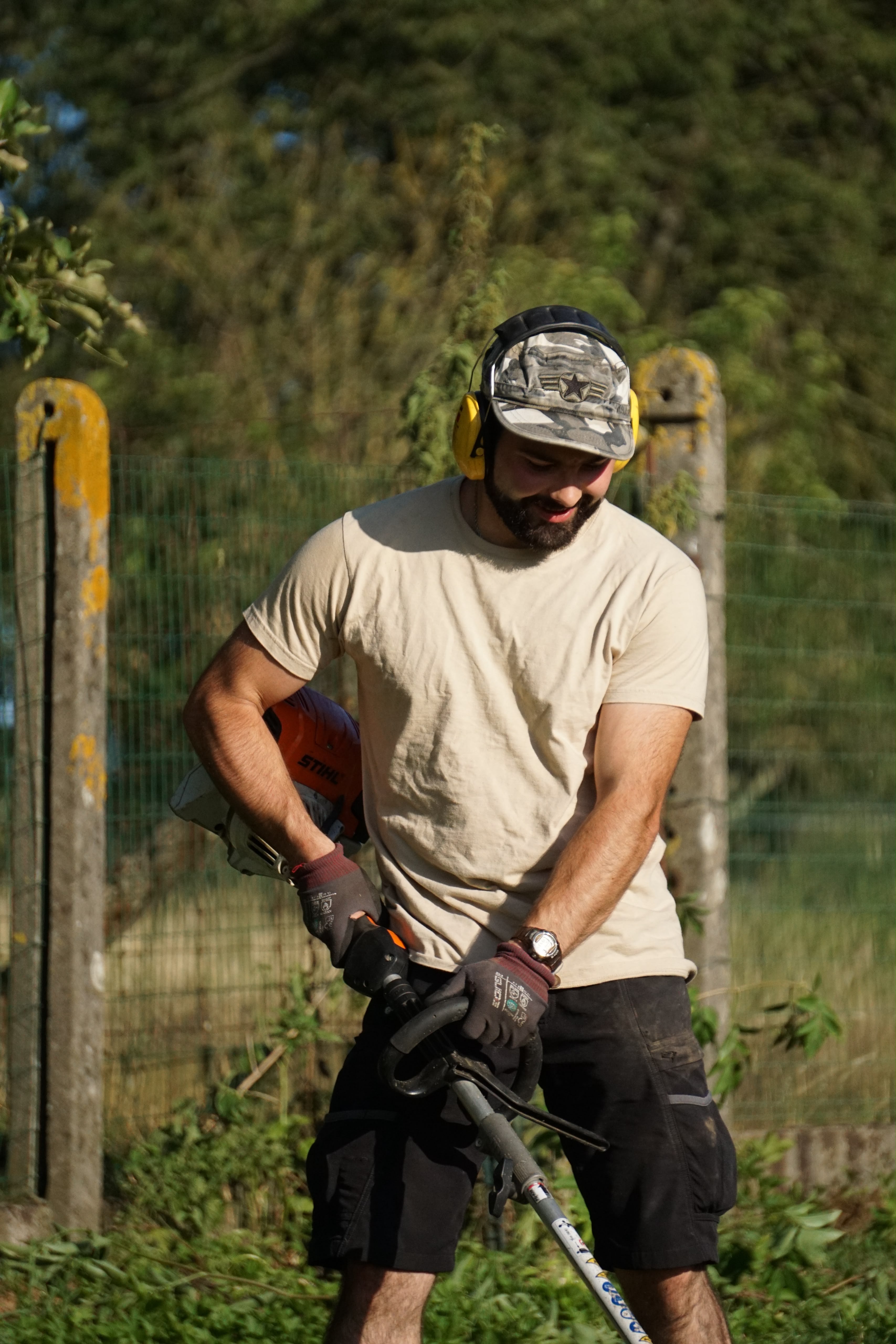Ik ben Egon De Thaey, zelfstandig tuinman en zaakvoerder van Tuinwerken De Thaey. Met passie voor het vak help ik klanten met tuinonderhoud, tuinaanleg en machineonderhoud. Persoonlijk contact, degelijk werk en een verzorgde afwerking staan bij mij centraal.