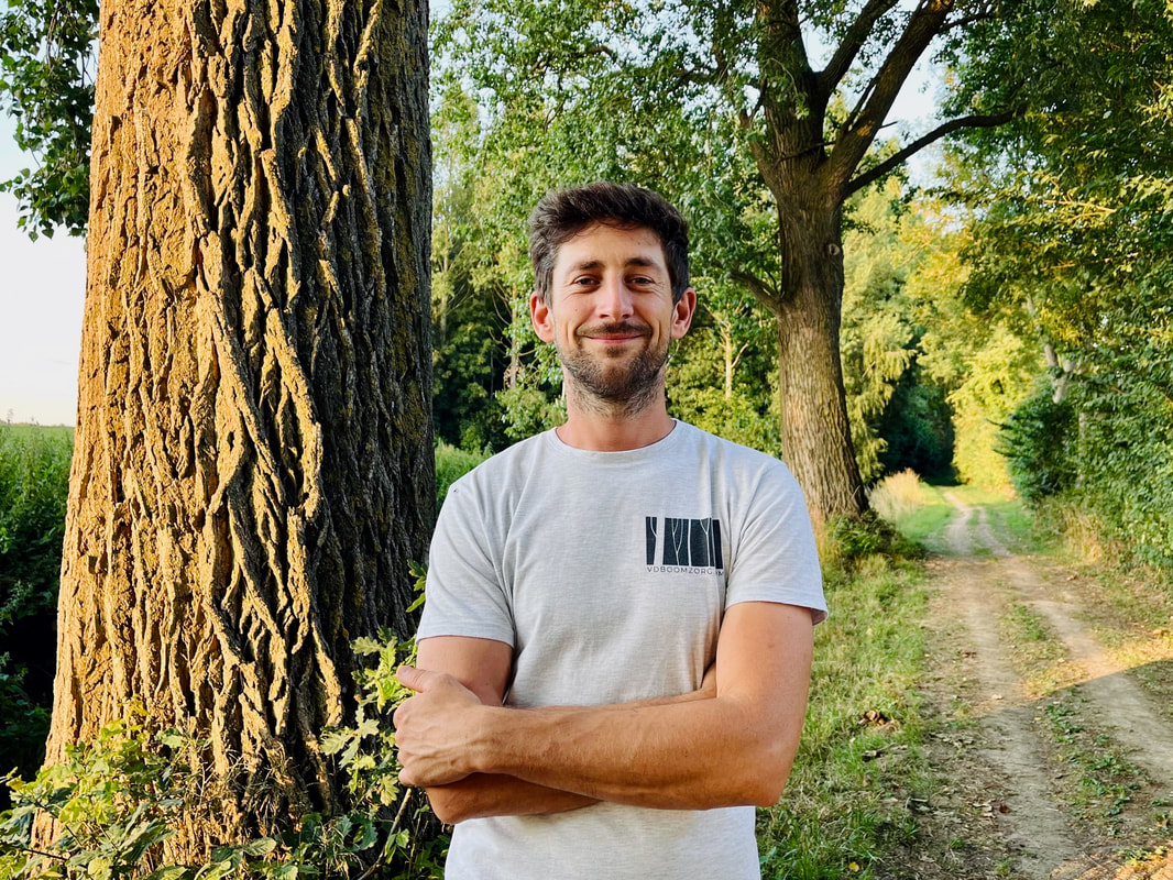 VDBoomzorg is opgericht door Joachim. Na jarenlange ervaring als tuinier, zocht hij een nieuwe uitdaging en vond deze in de boomverzorging. Hij volgde een professioneel opleidingstraject tot boomverzorger, een beslissing waar hij tot op de dag van vandaag nog geen seconde spijt van heeft.