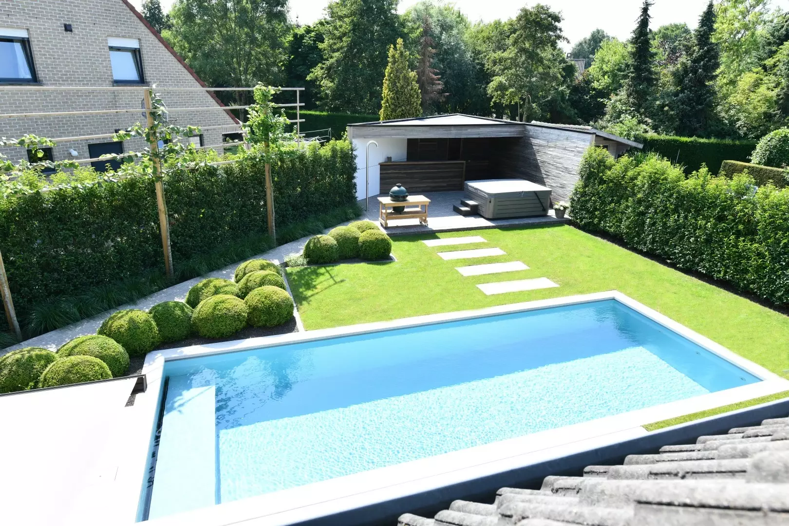 Zwembadtuin met cortenstaal en verhoogd terras - Tuinaannemer.be