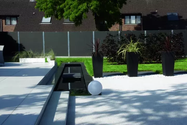 Minimalistische gezinstuin - Tuinaannemer.be