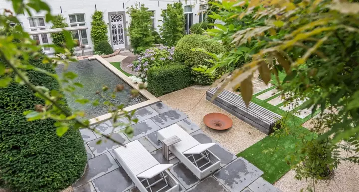 Ommuurde achtertuin renovatie - Tuinaannemer.be