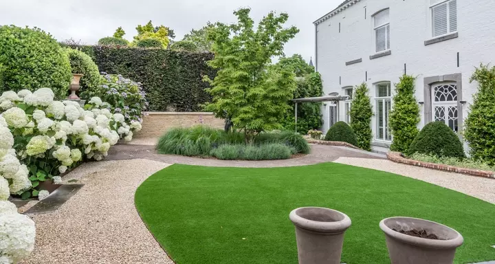 Ommuurde achtertuin renovatie - Tuinaannemer.be