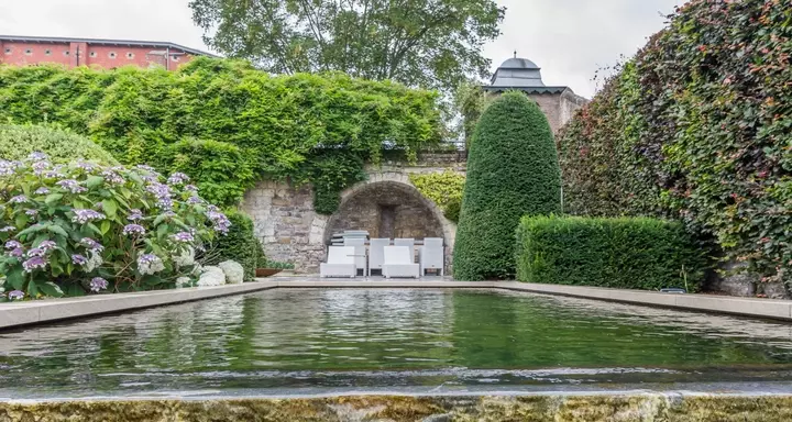 Ommuurde achtertuin renovatie - Tuinaannemer.be