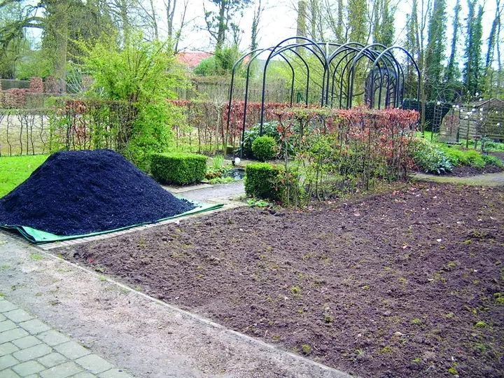 Om de bodem weer te laten ademen, woel je de grond los