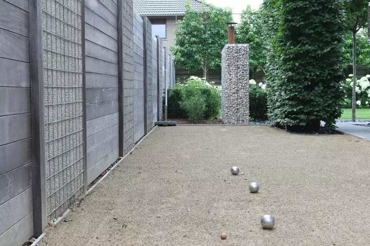 Strakke moderne tuin met kunstobjecten - Tuinaannemer.be