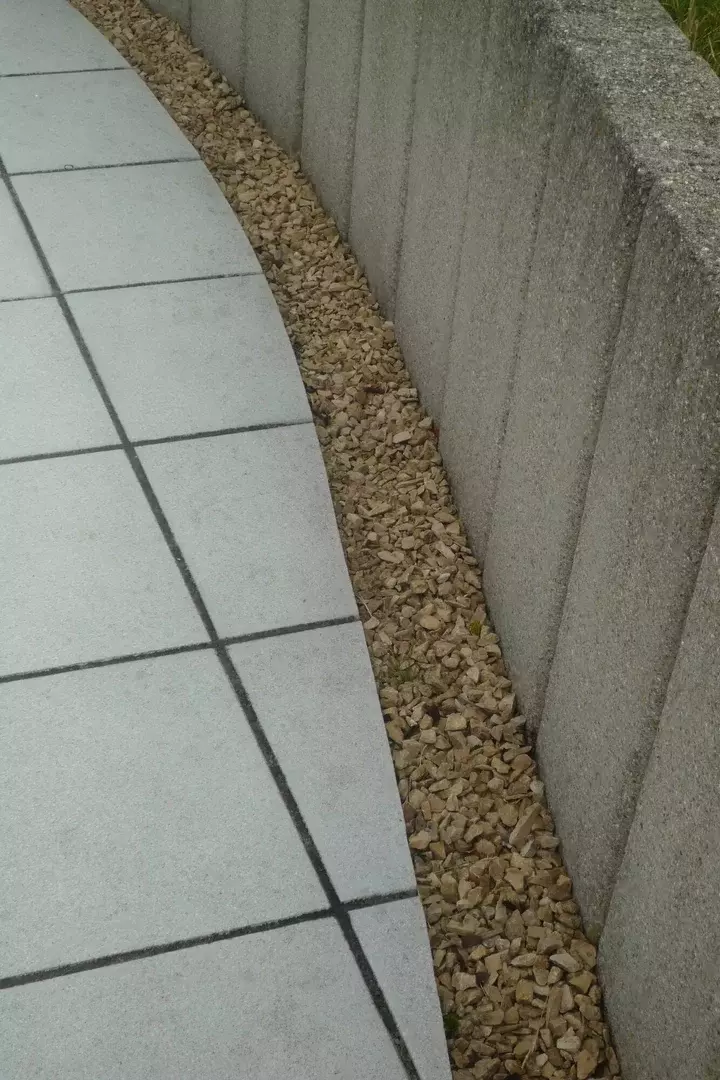 Strakke tuin met niveauverschillen - Tuinaannemer.be