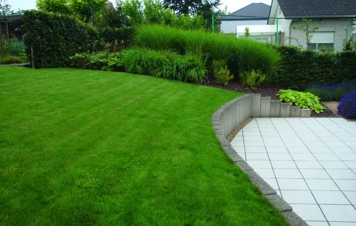 Strakke tuin met niveauverschillen - Tuinaannemer.be