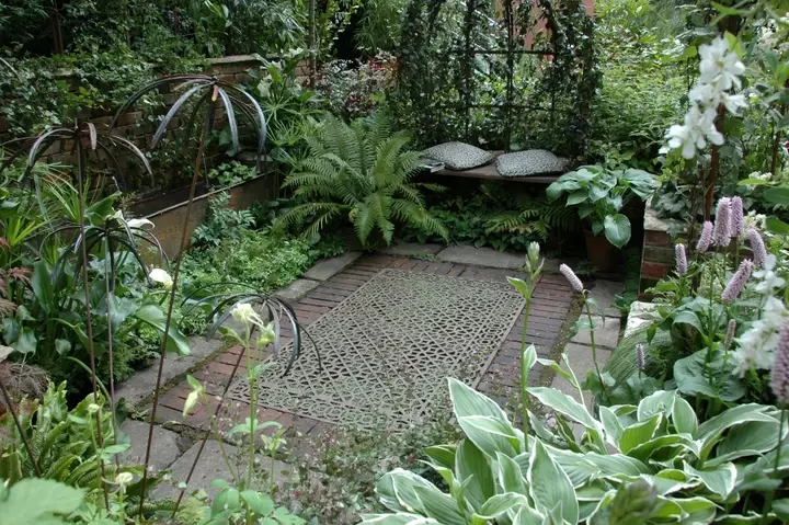 Schaduwterras met schaduwbeplanting