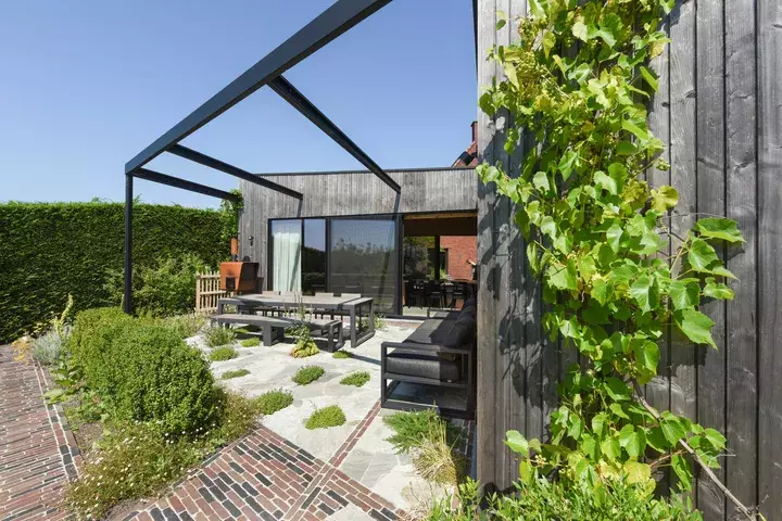 Natuurlijke tuin met bloemenweide - Tuinaannemer.be