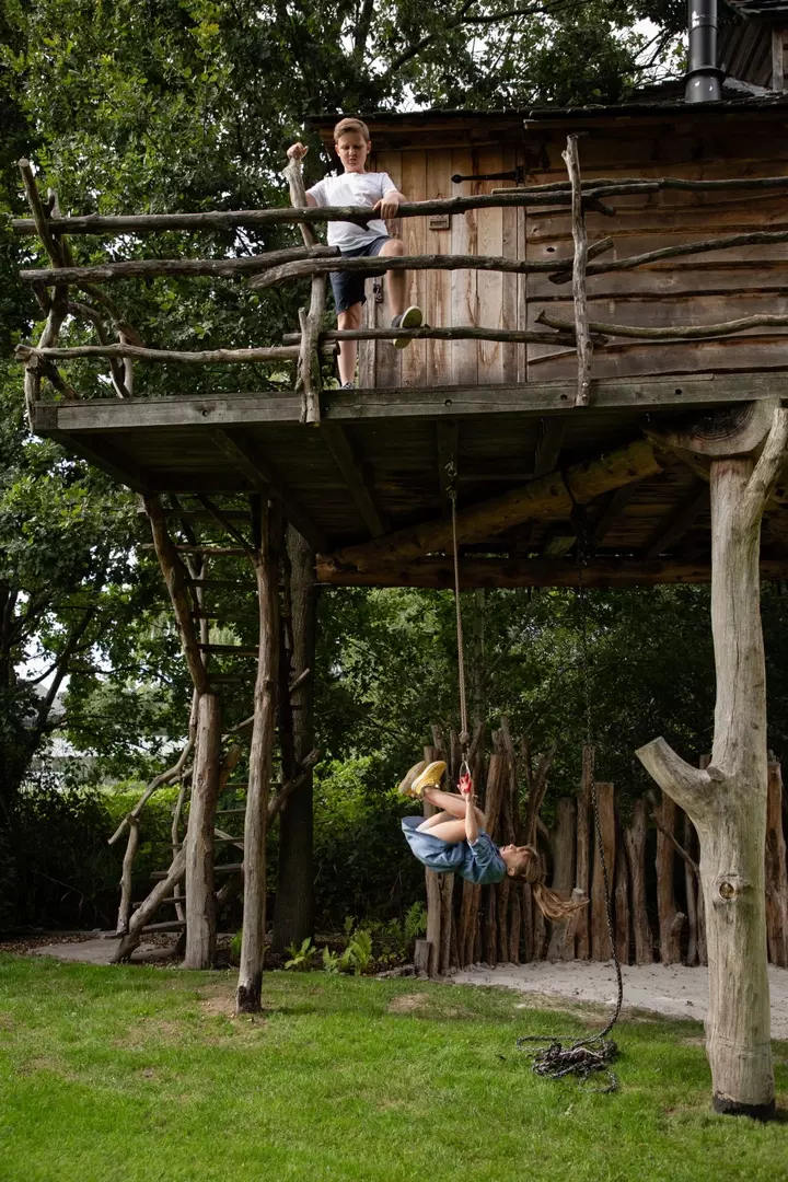 Kindvriendelijke tuin met boomhut - Tuinaannemer.be