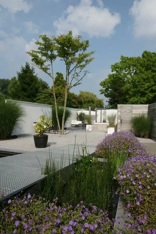 Luxe loungetuin met vijver - Tuinaannemer.be