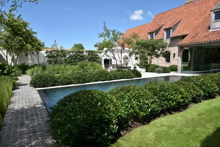 Luxe binnentuin met zwembad - Tuinaannemer.be
