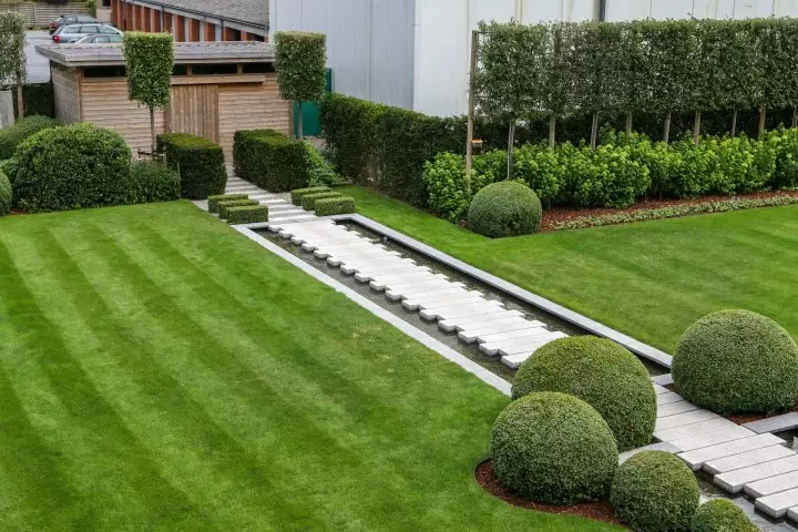 Moderne tuin met waterpartijen - Tuinaannemer.be