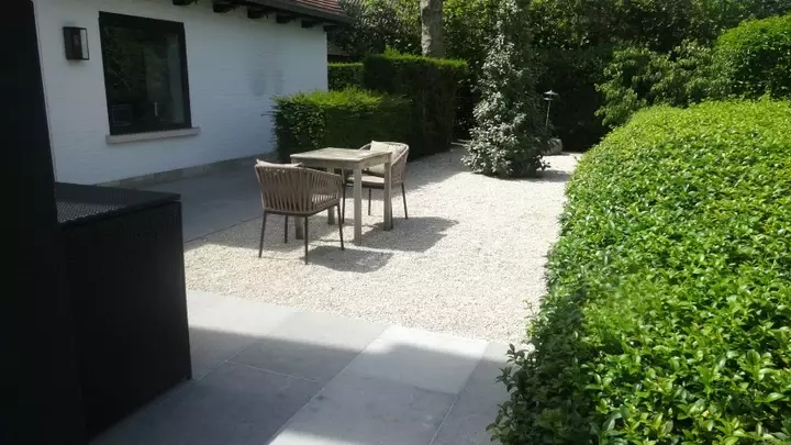 Buitenruimte met zwembad en terras - Tuinaannemer.be