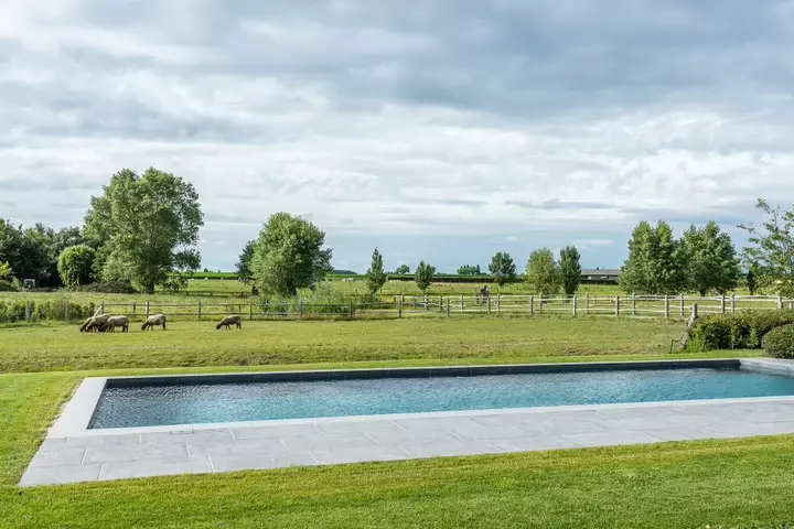 Landelijke tuin met boerderijdieren - Tuinaannemer.be