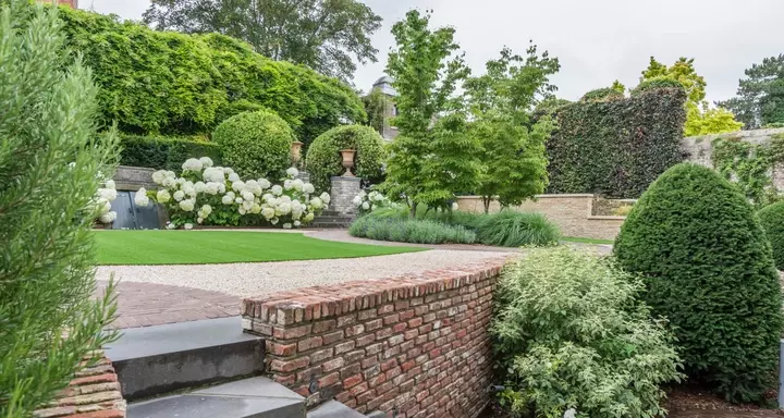 Ommuurde achtertuin renovatie - Tuinaannemer.be