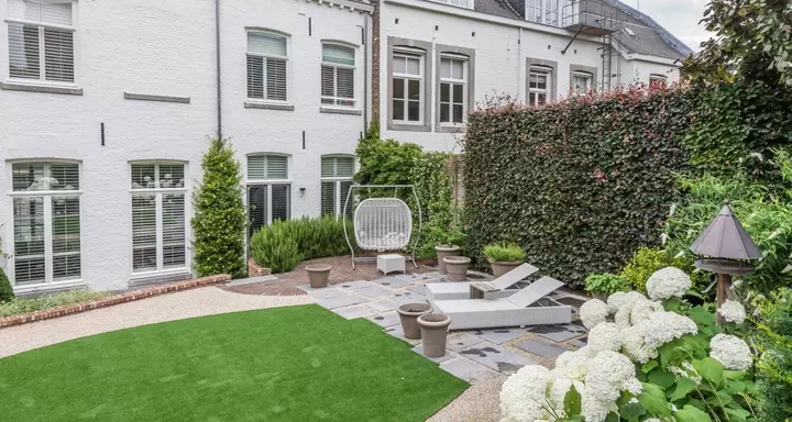 Ommuurde achtertuin renovatie - Tuinaannemer.be