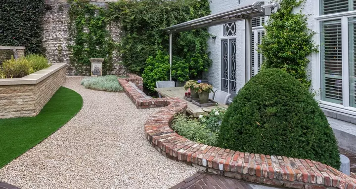 Ommuurde achtertuin renovatie - Tuinaannemer.be