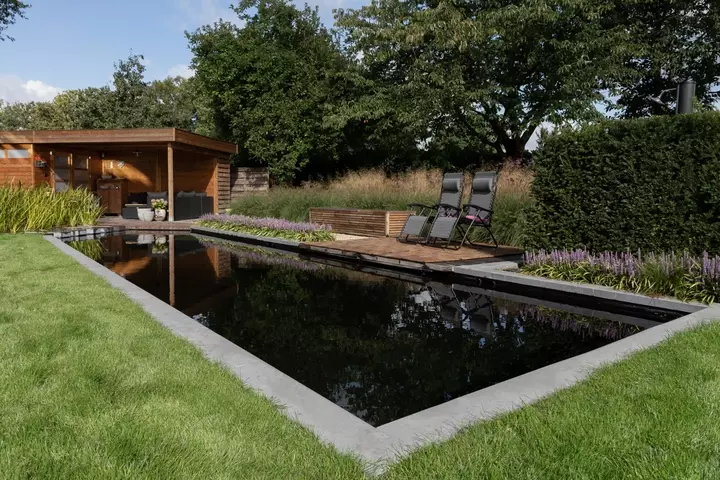 Strakke tuin met biologische zwemvijver - Tuinaannemer.be