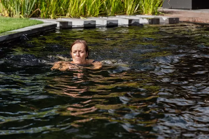 Strakke tuin met biologische zwemvijver - Tuinaannemer.be