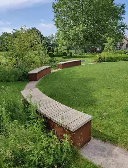 Hedendaagse tuin met cortenstalen zitelementen en kasseien