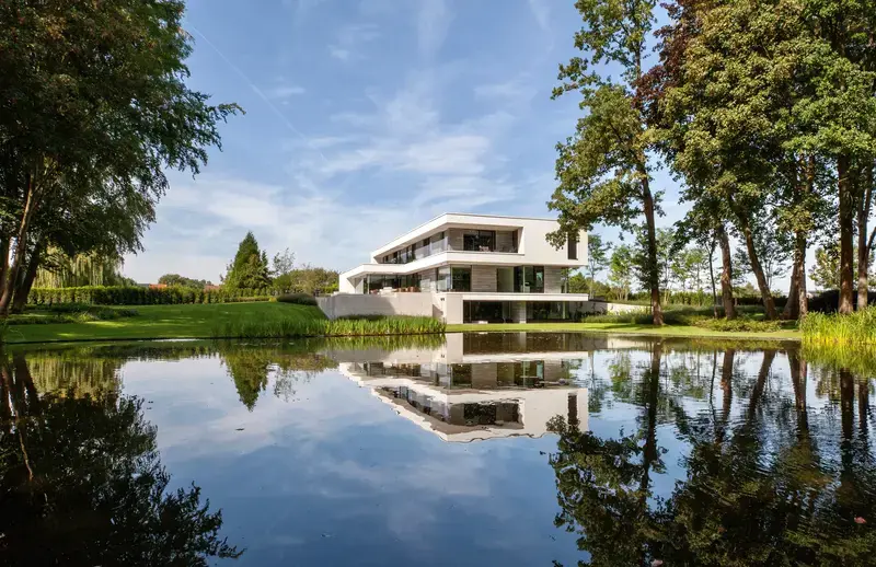 Modern met siervijver en zwembad