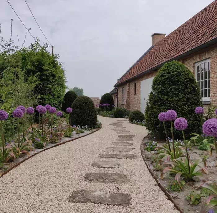 Landelijke voortuin met grind en cortenstaal