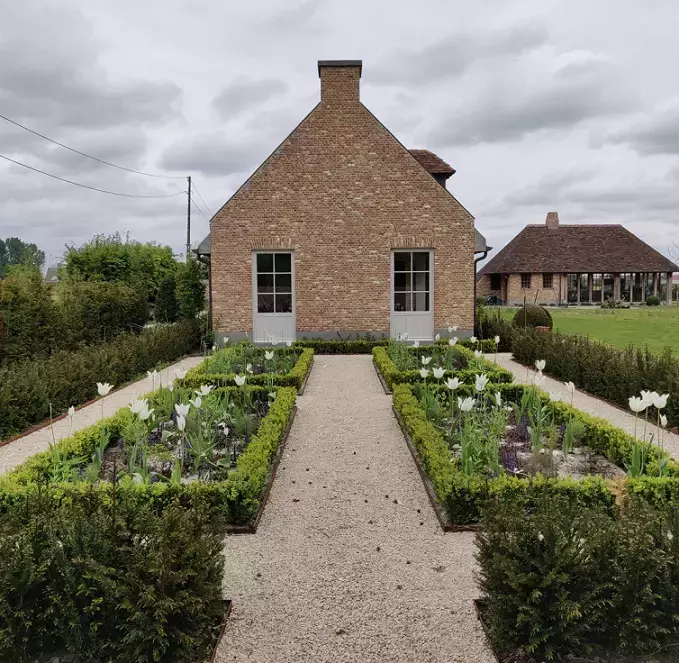 Landelijke tuin met grind, cortenstaal en vaste plantenborders