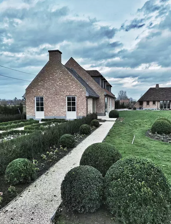 Landelijke tuin met grind en vaste plantenborders