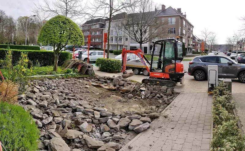 Transformatie van versteende voortuin naar parking in grastegels