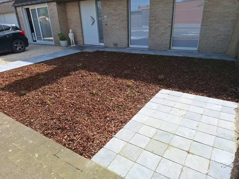 Aanleg van paadjes en beplanting 
