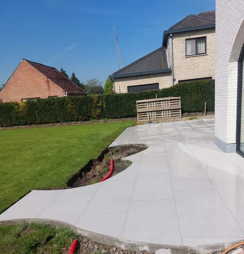Keramische tegel 120x60. Organische vormen voor de plantvakken.