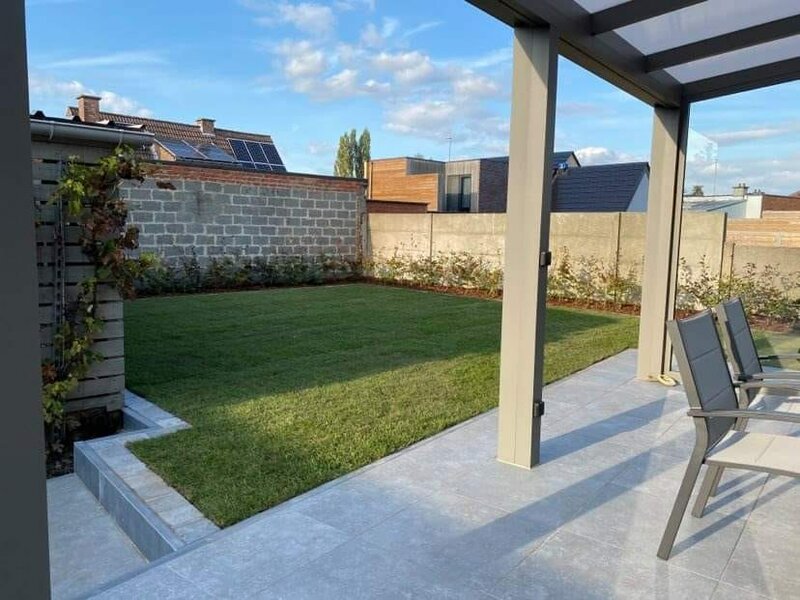 terras met keramische tegels 75 x 75, gazonaanleg en plaatsen beukenhaag