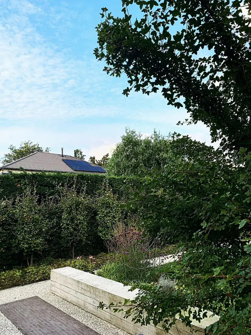 Deze tuin wordt door veel bezoekers omschreven als een plek die meteen een echt vakantiegevoel oproept. Deze ruime stadstuin in Sint‑Niklaas kreeg een hedendaagse upgrade, maar dan verder doorgedacht: inheemse beplanting, schaduwrijke én zonnige zones, minimale verharding, volledige privacy en ruimte voor mens én dier.