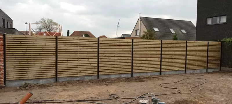 Houten afsluiting met zwart alu palen 