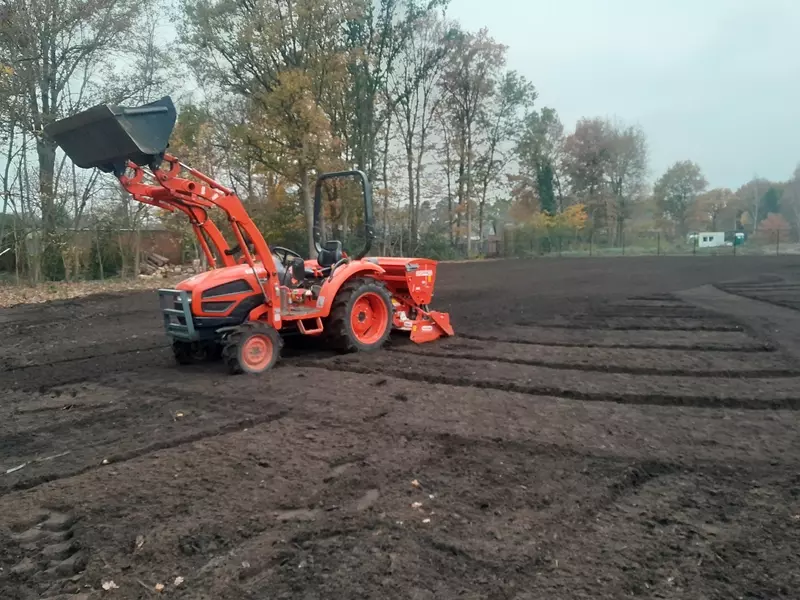 Frezen, nivelleren en zaaien gazon