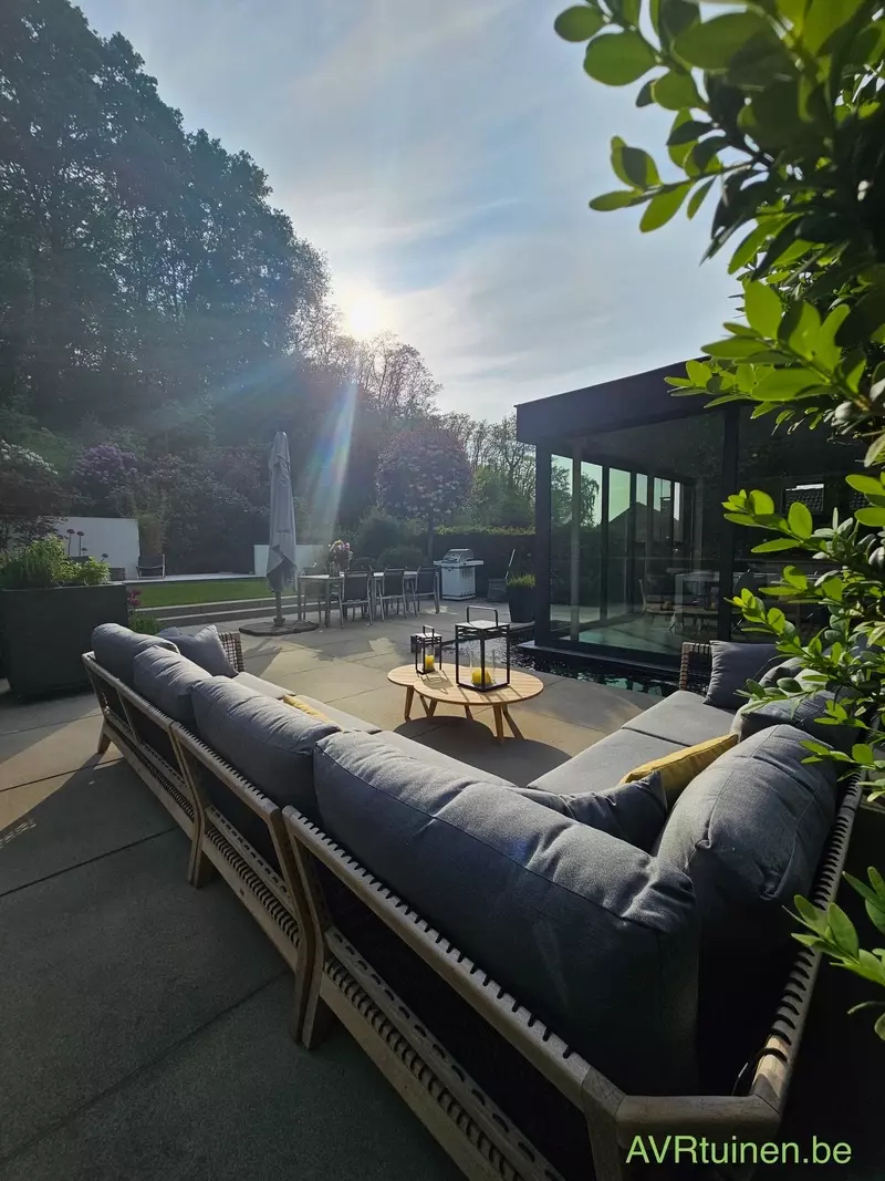 Moderne kleine tuin met verschillende zithoekjes