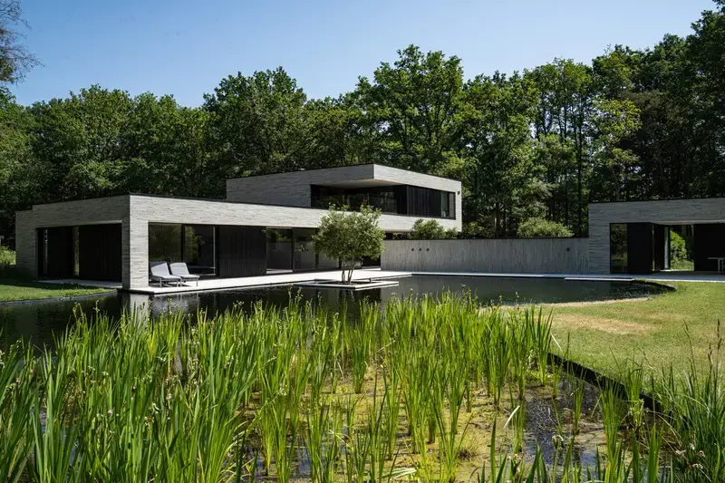 Modern met zwemvijver