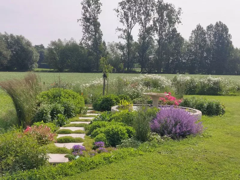 private tuin 1 jaar na aanleg  in aansluiting met landschap