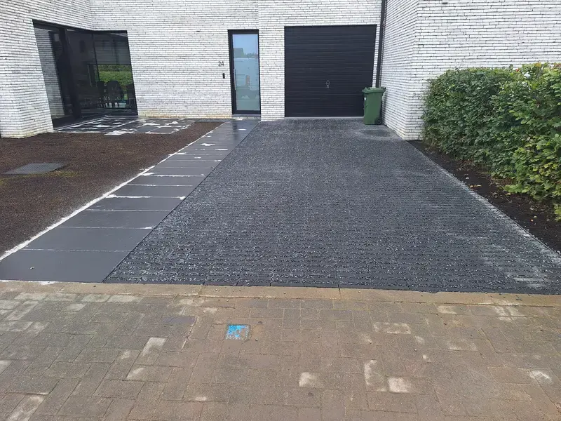 aanleg van voor tuin met waterdoorlatend klinkers Ebema