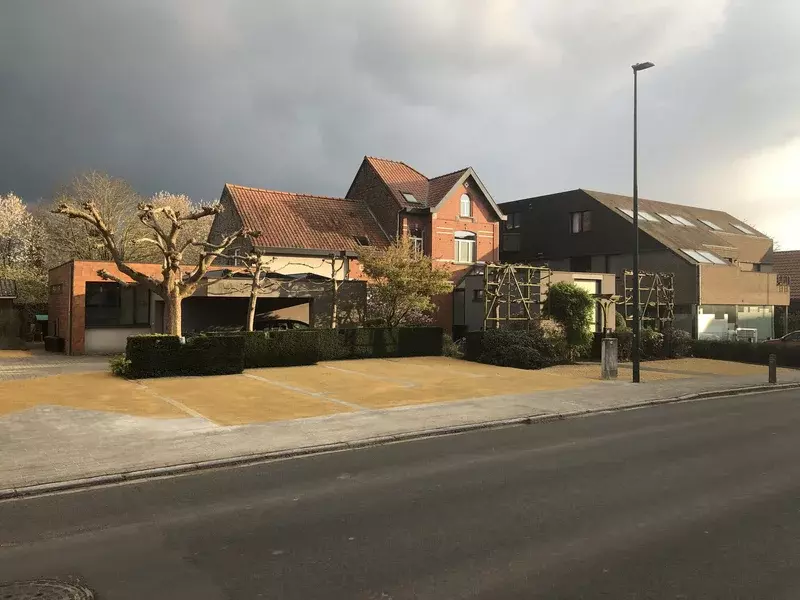 Leveren en verspreiden van fijne grind en kiezels + nivelleren van parking
