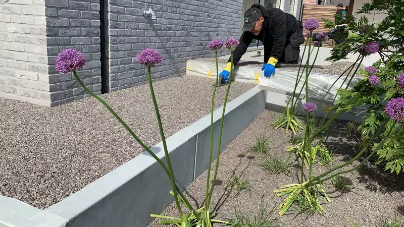 Plaatsen waterdoorlatend steentapijt als terras en tuinpaden. 