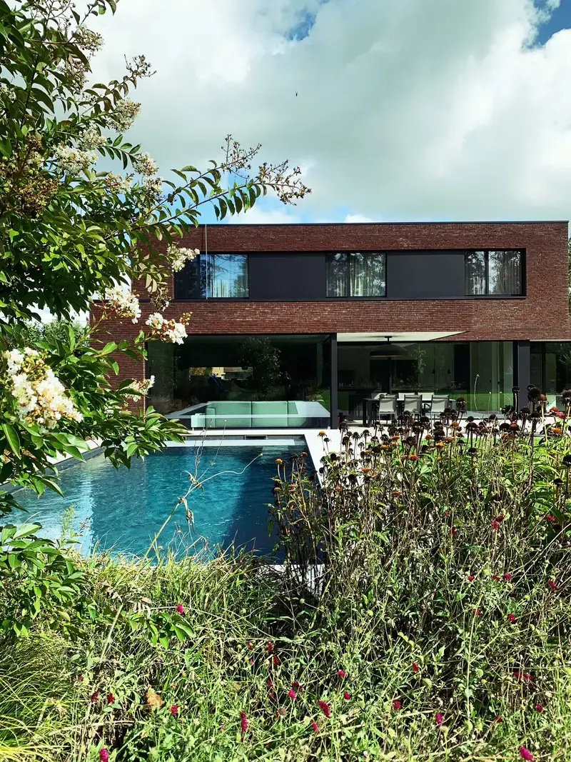 Deze landschapstuin is een voorbeeld van hoe een grote buitenruimte kan evolueren naar een natuurlijk, functioneel en toekomstgericht geheel — een plek waar het bos, de woning en het dagelijks leven elkaar moeiteloos vinden.