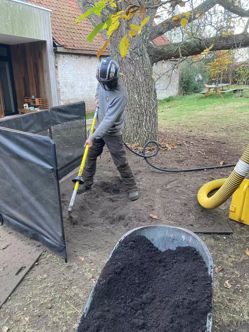 Boomverzorging Bolster specialiseert zich niet enkel bovengronds, maar ook ondergronds. Via technieken zoals radial trenching, verticul mulching en ploffen voorzien we de bodem van voldoende herstel na bouwwerken of bij algemene bodemcompactie. 