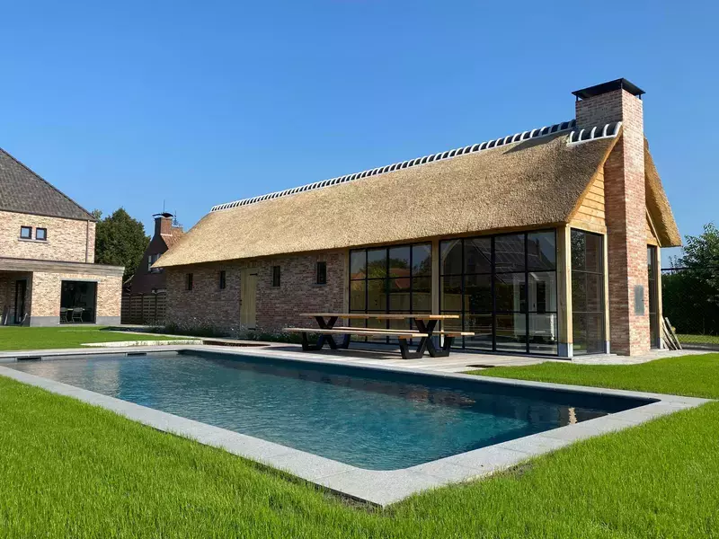 Eiken bijgebouw met rieten dak