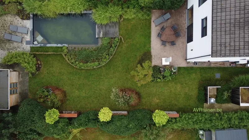 Zwemvijver en bloemrijke borders