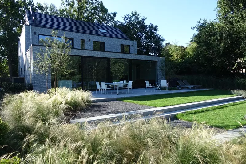 Moderne tuin met hoogteverschillen