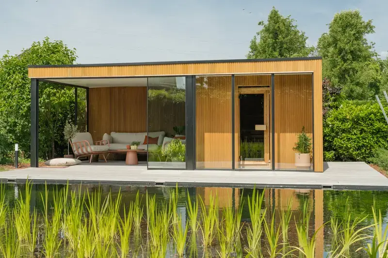 Zwemvijver met poolhouse