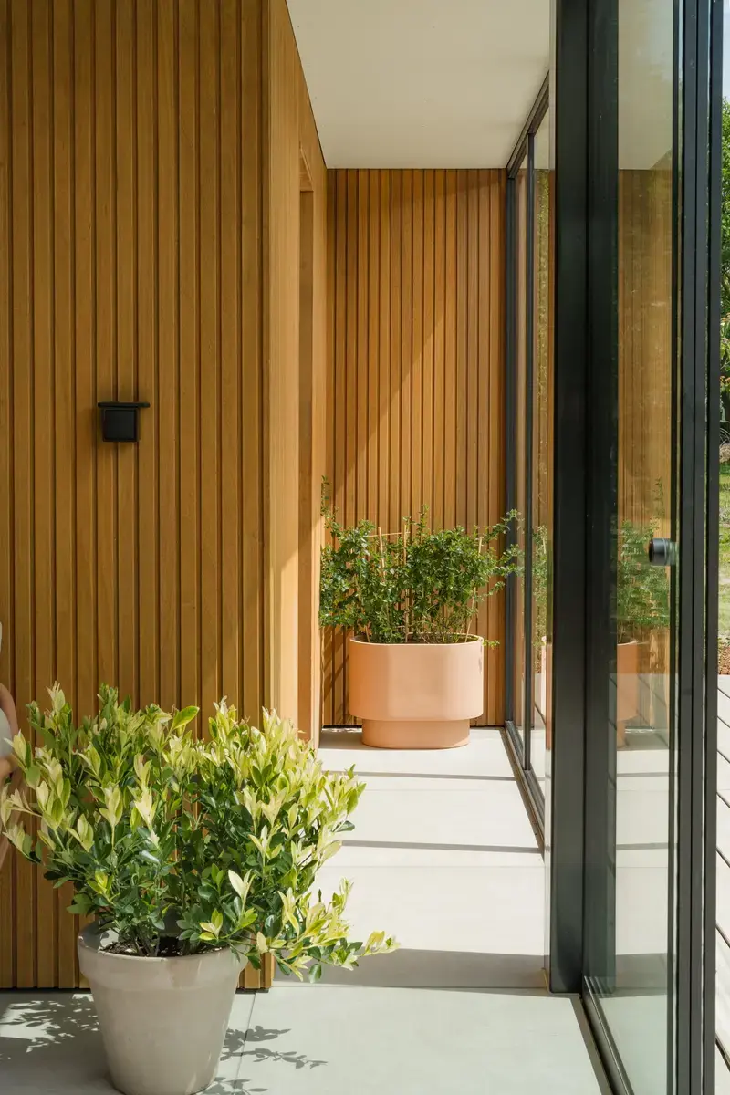 Detailzicht van bloempot in poolhouse